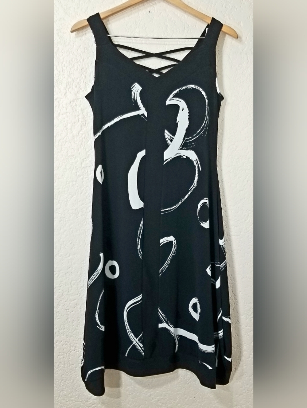 Chic Black and White Abstract Midi Artex Fashions Dress Size Small